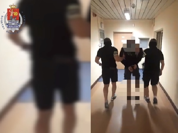 Policjanci eskortujący podejrzanego korytarzem.