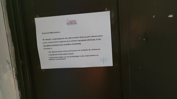 Zawiadomienie dotyczące nieautoryzowanych wpisów na klatkach schodowych. Zarząd budynku prosi mieszkańców o zgłaszanie osób nieautoryzowanych.