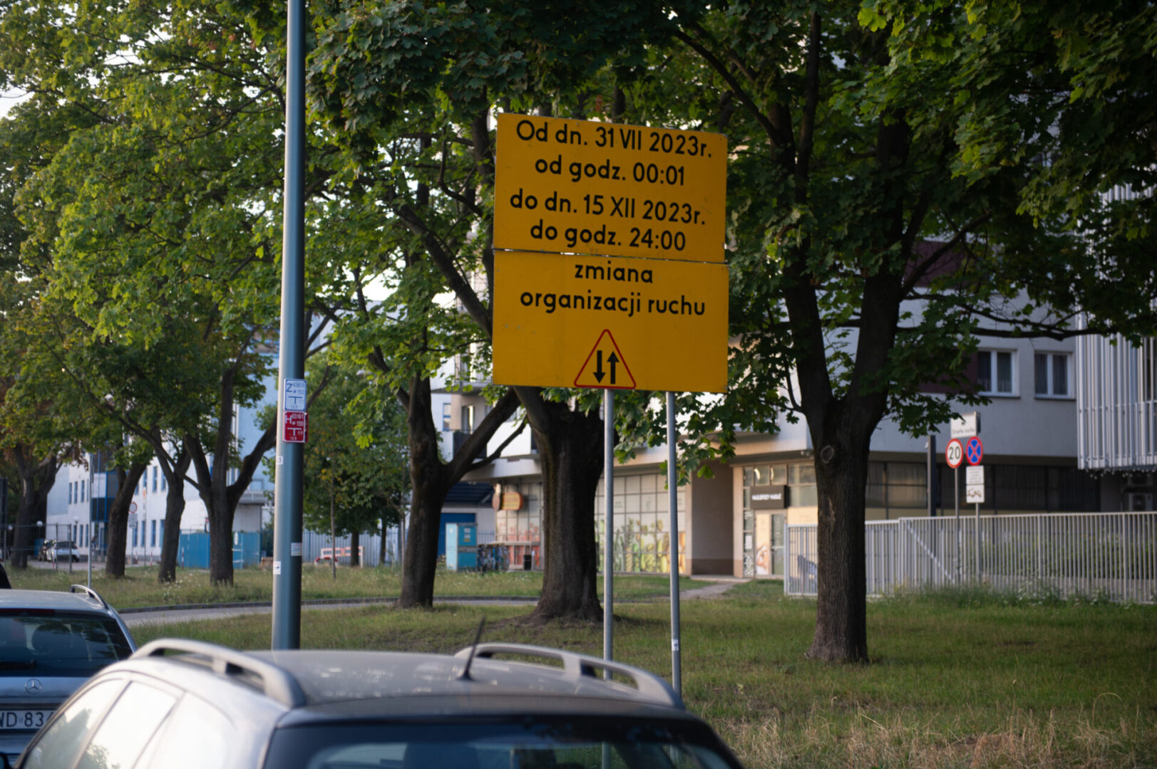Polski znak drogowy informujący o zmianie organizacji ruchu od 31 lipca 2023 r. do 15 grudnia 2023 r.