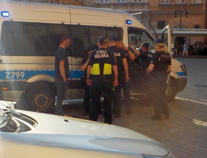 Policjanci Straży Miejskiej przy furgonie Z799