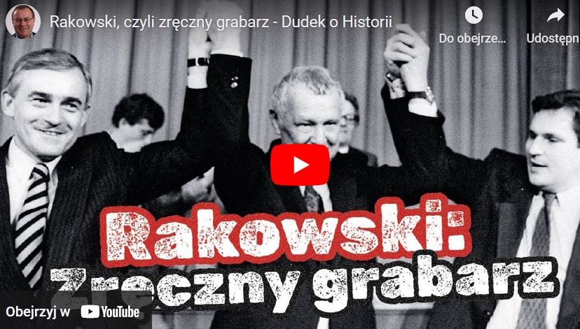Rakowski, utalentowany grabarz: Czarno-białe zdjęcie przedstawiające Mieczysława Rakowskiego podczas wydarzenia politycznego.