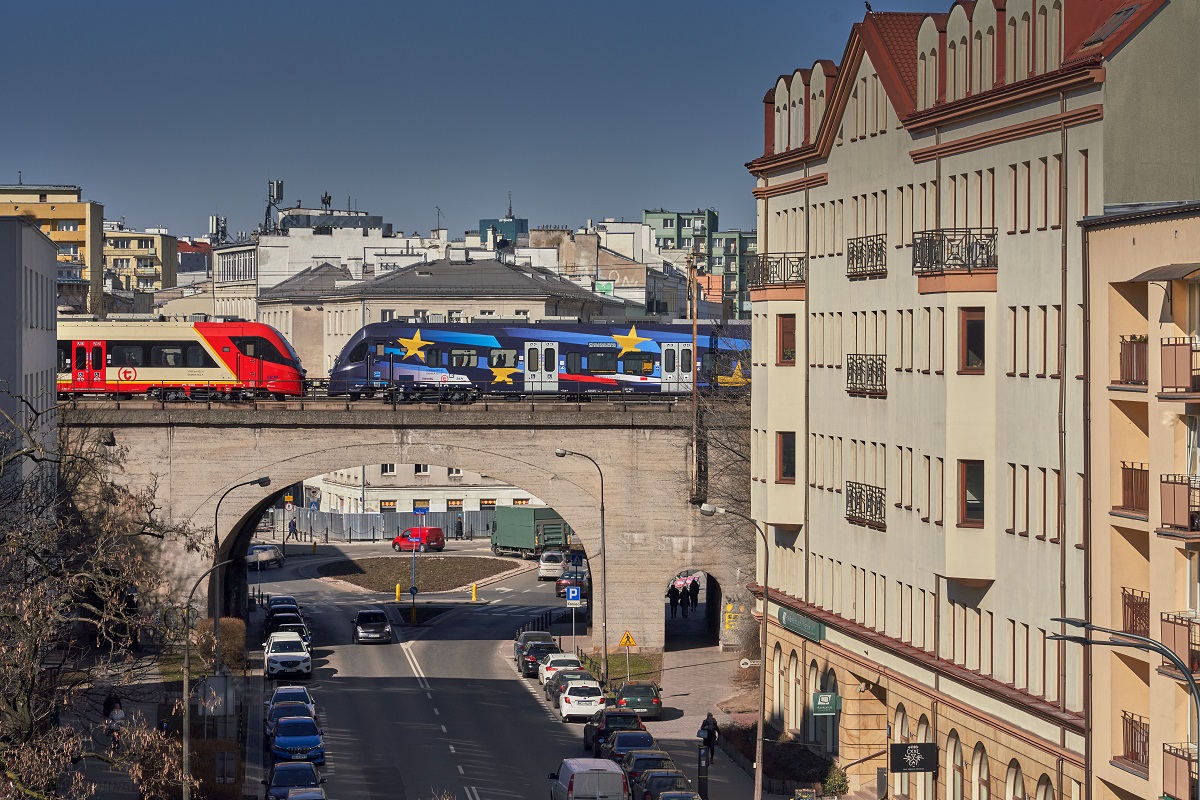 Nowoczesny pociąg na moście nad ulicą miejską