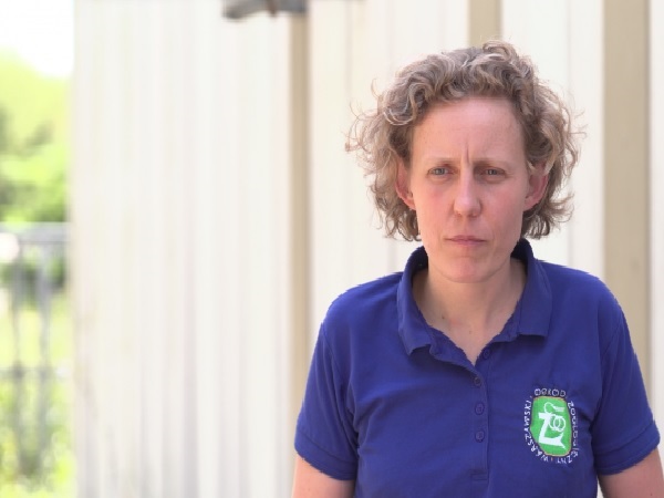 Portret dr Agnieszki w niebieskiej koszulce polo z logo Szkoły Głównej Gospodarstwa Wiejskiego w Warszawie