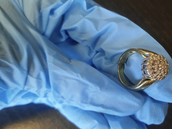 Pierścionek z brylantami w niebieskiej rękawiczce
