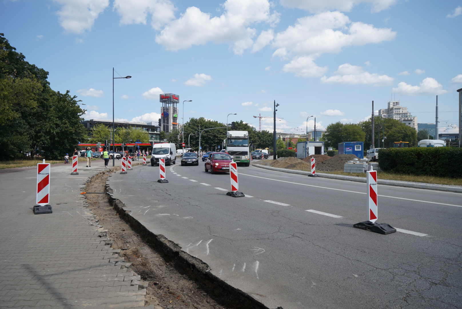 Trwają prace drogowe, ruch w rejonie robót odbywa się wahadłowo.