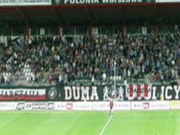 Kibice Polonii Warszawa niosą transparent „Duma i Tradycja”.