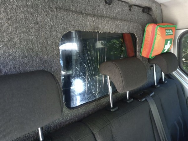 Pęknięta tylna szyba w furgonetce z zagłówkami i apteczką