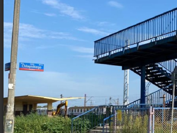 Peron stacji Chłopickiego z kładką dla pieszych i torami kolejowymi