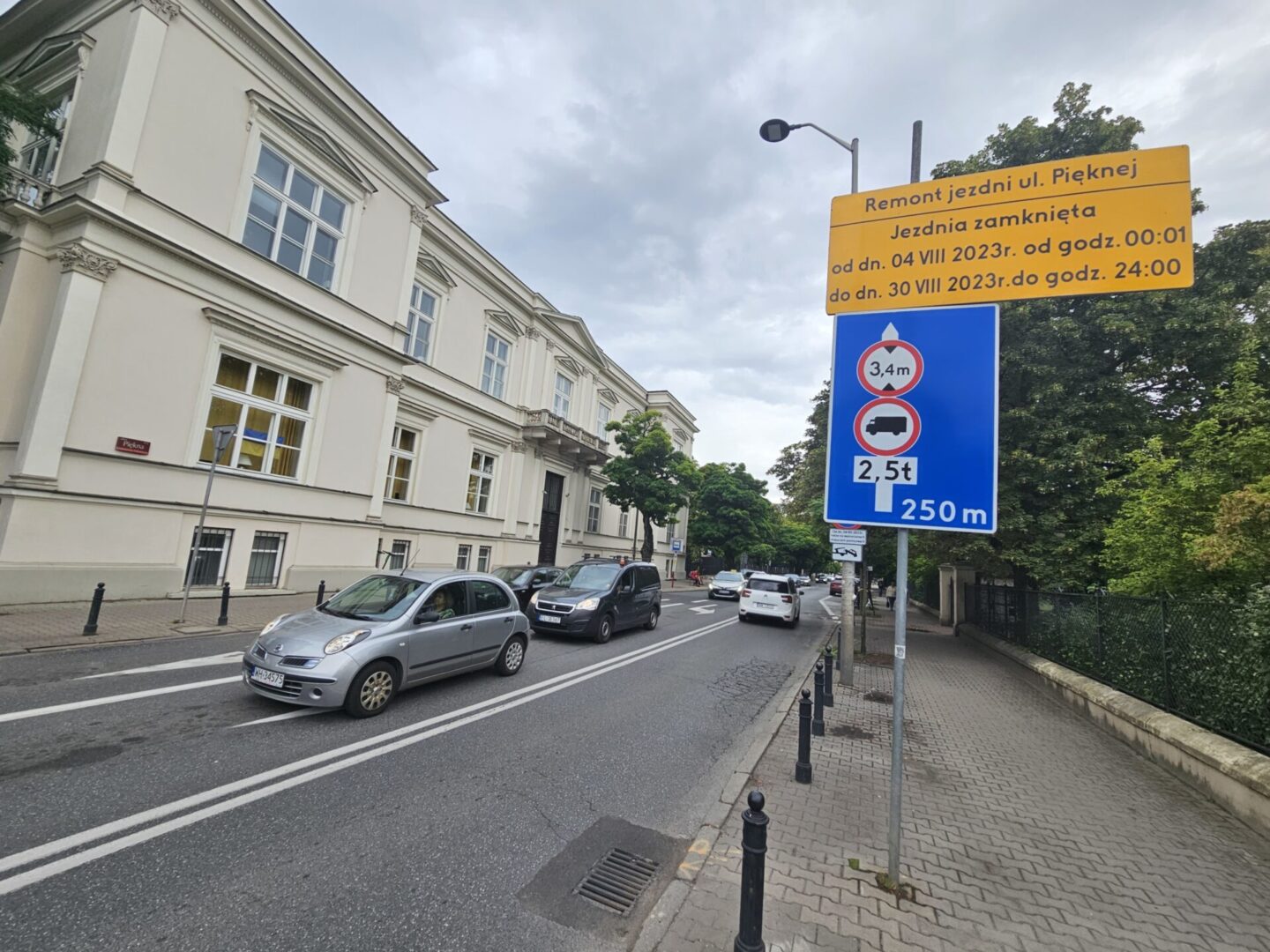 Ogłoszenie o zamknięciu ulic w Warszawie: Roboty drogowe na ul. Pięknej od 4 do 30 sierpnia 2023 r. Podano ograniczenia dotyczące wzrostu i wagi.