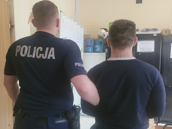 Policjant zatrzymujący podejrzanego. POLICJA.