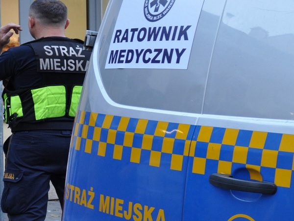Funkcjonariusz Straży Miejskiej z pojazdem Ratownik Medyczny