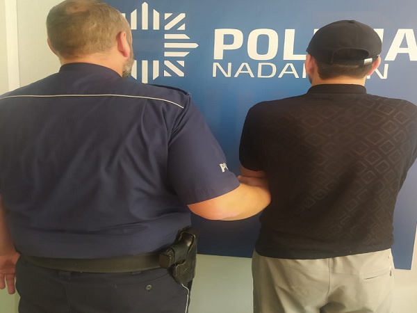 Policjant zatrzymujący podejrzanego; POLICJA NADARZIN