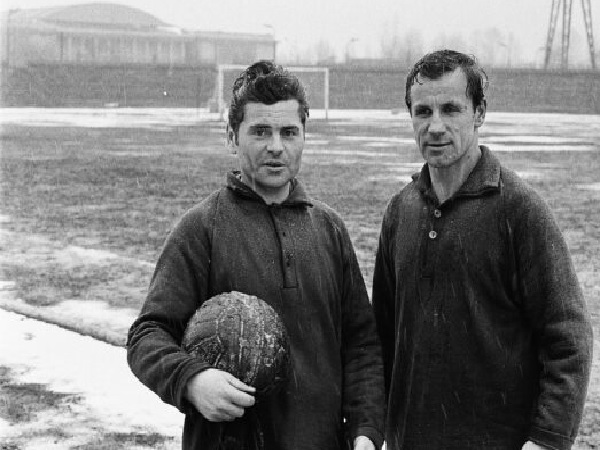 Dwaj polscy piłkarze, Kazimierz Deyna i Robert Gadocha, pozują razem na świeżym powietrzu.