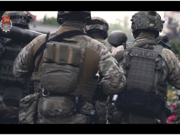 Polscy policjanci w mundurach taktycznych w czasie operacji.