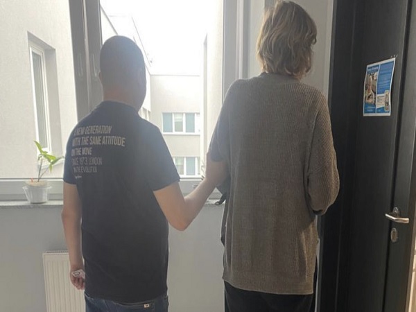 Mężczyzna i kobieta siedzą przy oknie i rozmawiają o czymś.