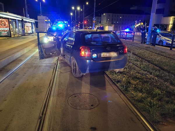 Policja prowadzi dochodzenie w sprawie niebieskiego samochodu zatrzymanego nocą na torach tramwajowych.