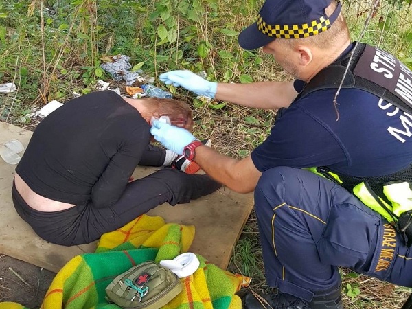 Ratownik udzielający pierwszej pomocy osobie poszkodowanej z raną głowy