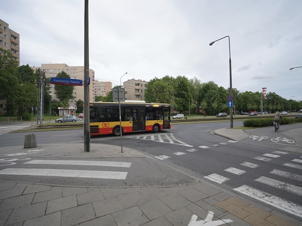 Autobus na skrzyżowaniu Powstańców Śląskich, scena uliczna miasta