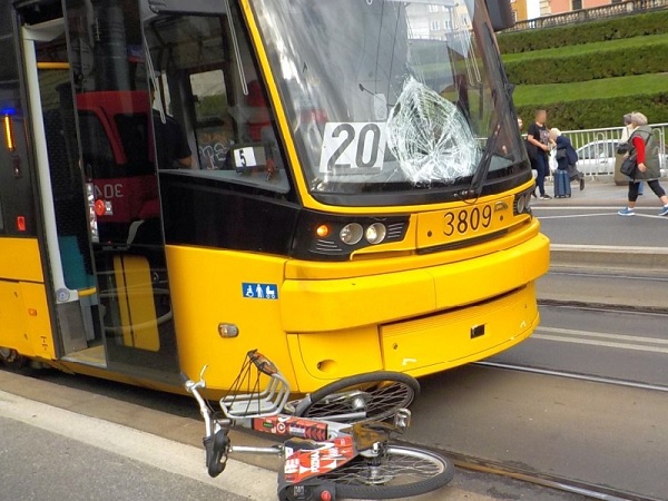 Zniszczony tramwaj 3809 z rozbitym rowerem z przodu