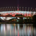 Nocny widok Stadionu Narodowego w Warszawie