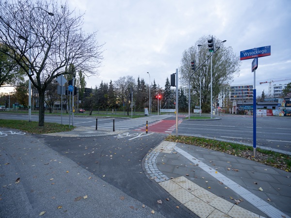 Puste skrzyżowanie z przejściem dla pieszych i ścieżkami rowerowymi na ulicy Wysockiego.