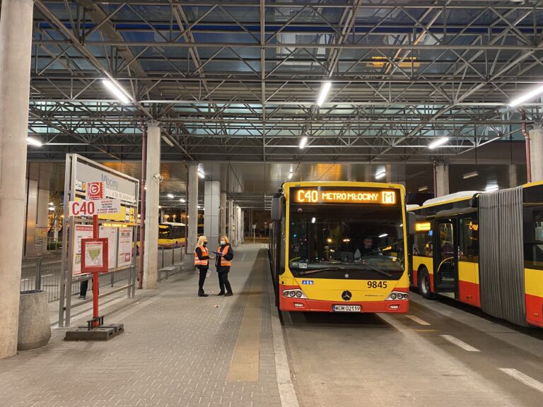 Przystanek autobusowy Warszawa nocą, autobus C40 Metro Młociny