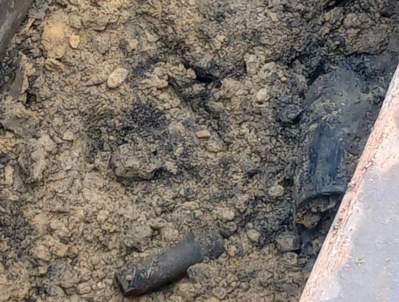Wykopana rura i gruz w wykopie