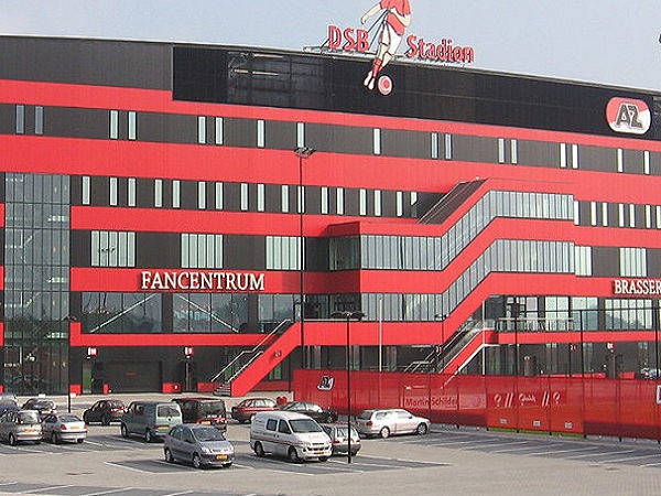 Stadion DSB AZ Alkmaar: Widok zewnętrzny stadionu ukazujący Fancentrum i brasserie.