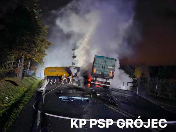 Płonące ciężarówki po zderzeniu na drodze. Na miejscu są strażacy. KP PSP Grójec
