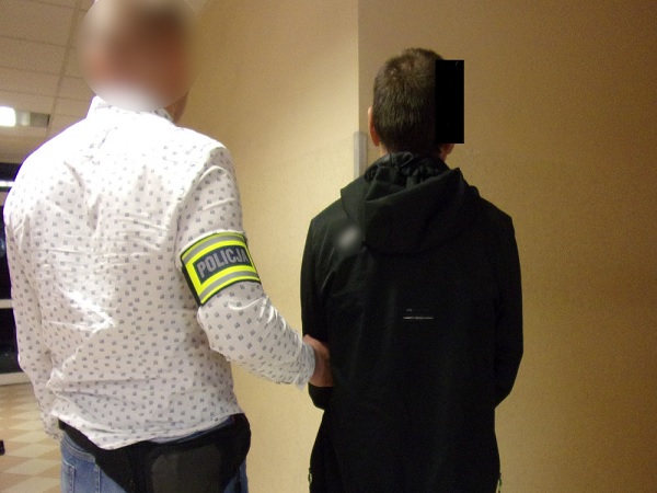 Policjant aresztujący podejrzanego.