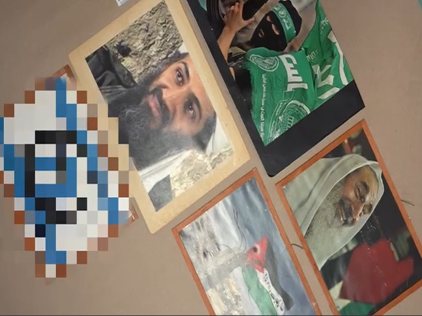 Oprawione zdjęcia Osamy bin Ladena i innych postaci, w tym flaga palestyńska.