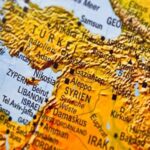 Zbliżenie mapy, na której zaznaczono Turcję, Syrię, Liban, Izrael i sąsiednie kraje.