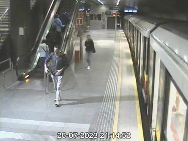 Nagranie z kamery bezpieczeństwa pokazuje mężczyznę i kobietę na peronie stacji metra. 26-07-2023 21:14:52