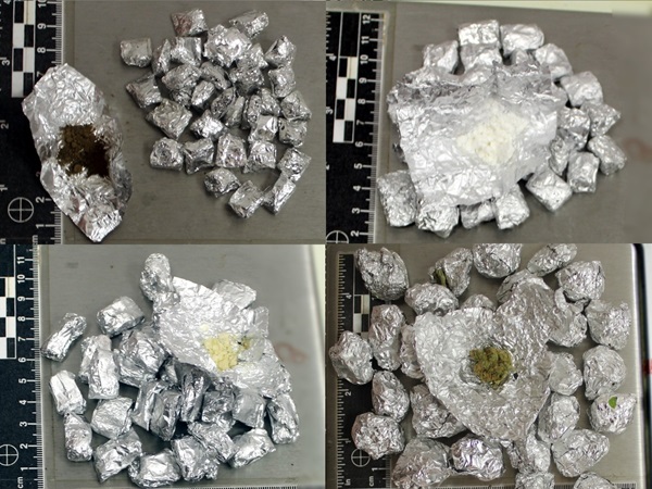 Cztery zbliżenia na foliowane konfiskaty narkotyków. Torby z dowodami zawierają różne substancje.