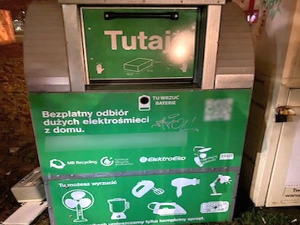 Zielony kosz na elektrośmieci z napisem „Bezpłatny odbiór dużych elektrośmieci z domu” oznaczający bezpłatną zbiórkę dużych elektroodpadów z domu.