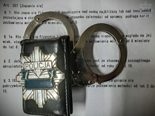 Odznaka policyjna i kajdanki