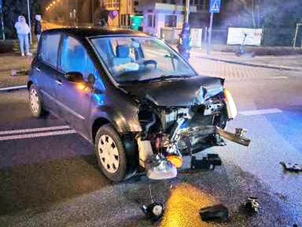 Samochód uszkodzony po kolizji, widoczne uszkodzenie przodu.