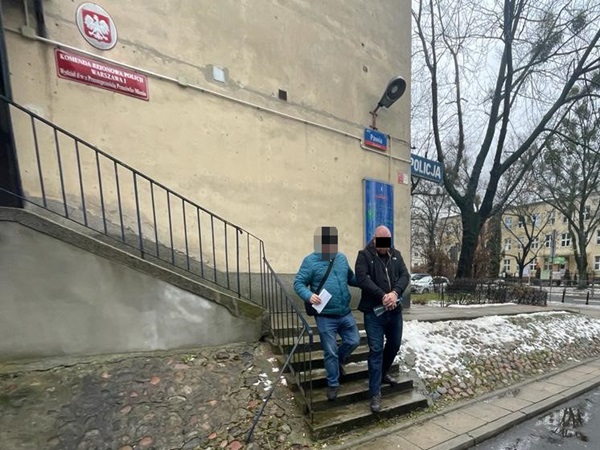 Dwóch podejrzanych w areszcie przed komisariatem policji w Warszawie.