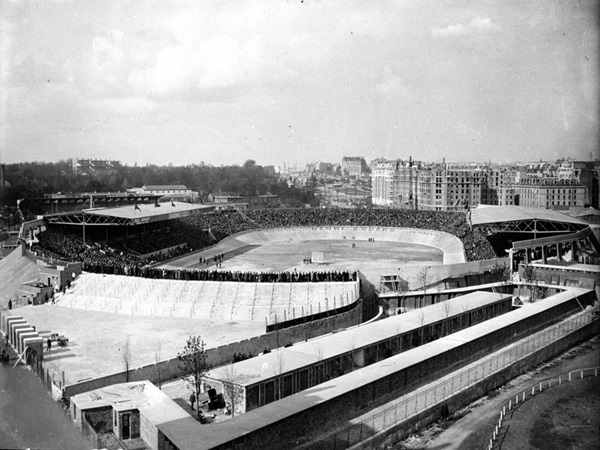 Widok z lotu ptaka na stadion Parc des Princes w Paryżu, we Francji, ukazujący wypełniony po brzegi tłum.