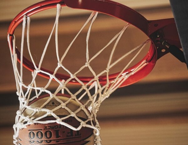 Piłka koszykarska przelatuje przez bramkę, widoczny TF-1000 Legacy.