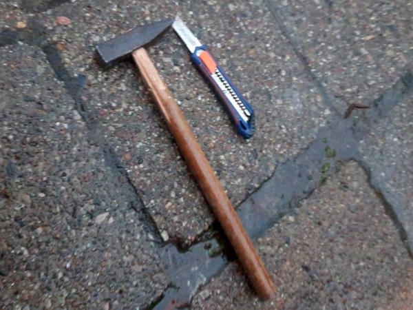 Młotek i nóż uniwersalny na chodniku
