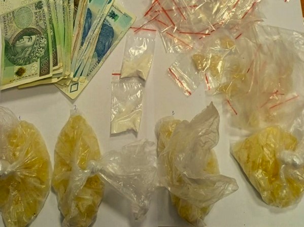 Torby z zarekwirowanymi narkotykami i polską walutą. Dowody w sprawie narkotykowej.