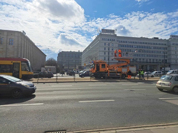 Pracownicy windy obsługujący oświetlenie uliczne w pobliżu budynku Banku Pekao w Warszawie.