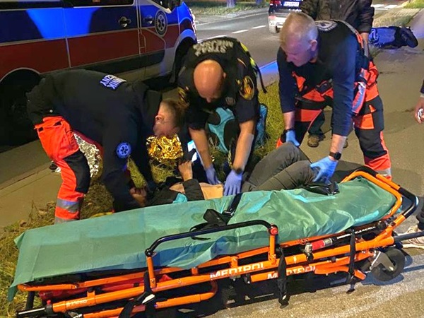 Ratownicy medyczni udzielają pomocy rannemu na noszach