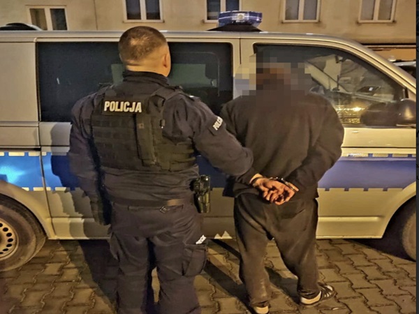 Policjant aresztujący podejrzanego w kajdankach. POLIJA