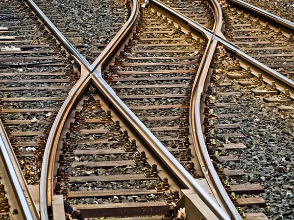 Tory kolejowe krzyżują się, ukazując skomplikowany węzeł kolejowy.