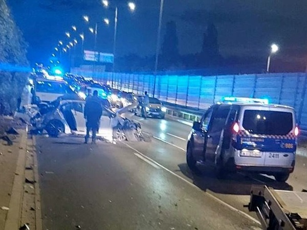 Nocny wypadek z udziałem wielu pojazdów na autostradzie; obecni są ratownicy medyczni.