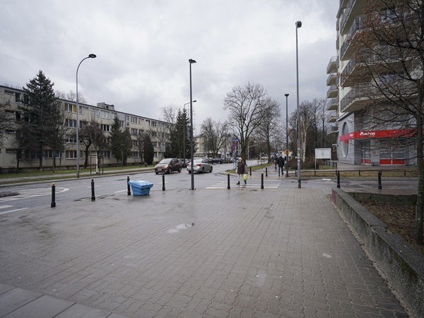 Przejście dla pieszych w pobliżu budynków mieszkalnych w pochmurny dzień.