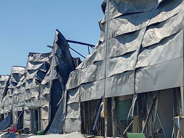 Budynek zniszczony przez ogień, z poważnymi uszkodzeniami fasady i dachu.