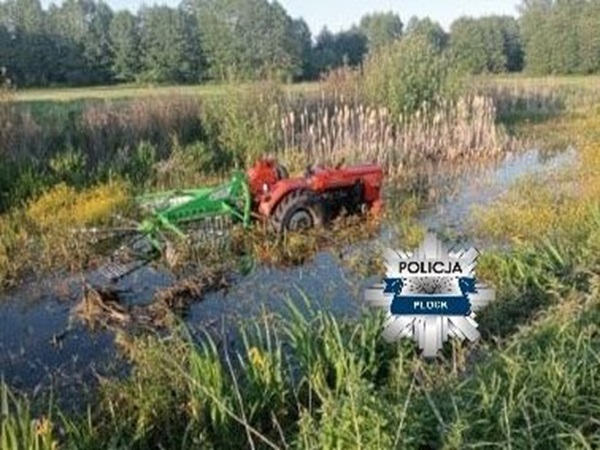 Ciągnik utknął w zalanym rowie. Śledztwo policji w Plocku.